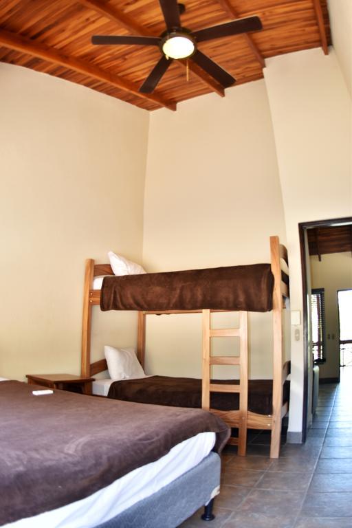 Casa Aura: Beachfront Premium Hostel Tamarindo Quarto foto