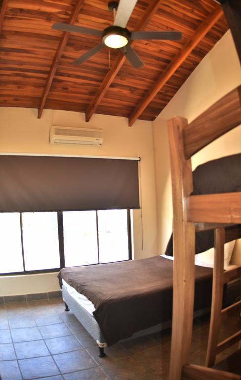 Casa Aura: Beachfront Premium Hostel Tamarindo Quarto foto